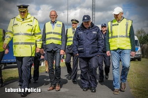 Funkcjonariusze Policji i inne osoby podczas działań na autostradzie A2.