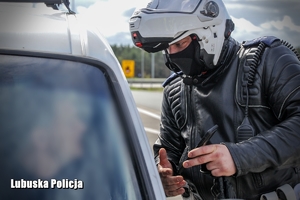Policyjny motocyklista podczas kontroli drogowej.
