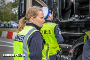 Policjanci podczas kontroli drogowej.