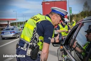 policjant rozmawia z kierowcą