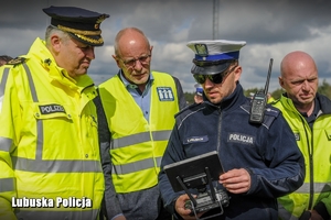 policjanci z Niemiec obserwują polskiego policjanta sterującego dronem