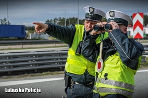 mundurowi obserwują ruch pojazdów na autostradzie