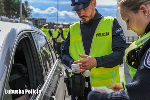 mundurowi kontrolują pojazd