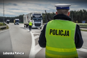 mundurowi kontrolują pojazdy na autostradzie