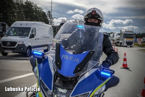 policjant na motocyklu