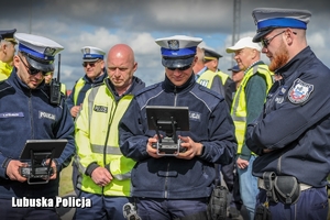 policjanci sterują dronem