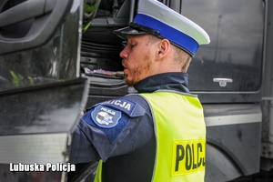 policjant rozmawia z kierowcą ciężarówki