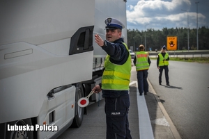 policjant rozmawia z kierowcą