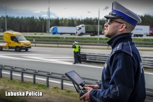 policjant steruje dronem