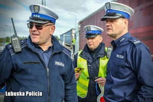 policjanci obserwują ruch pojazdów na autostradzie