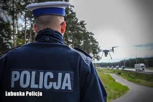 policjant steruje dronem