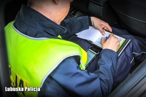 policjant sporządza dokumentację