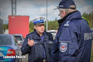 policjanci rozmawiają ze sobą