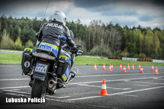 policjant na motocyklu jedzie po torze