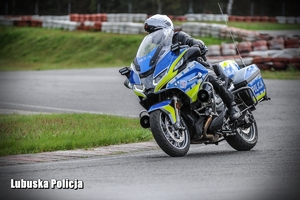 policjant na motocyklu jedzie po torze