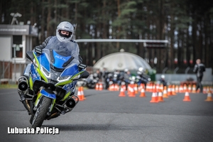 policjant na motocyklu jedzie po torze