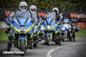policjanci na motocyklach na torze
