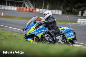 policjant na motocyklu jedzie po torze