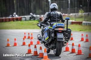 policjant na motocyklu jedzie po torze