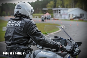 policjant na motocyklu jedzie po torze