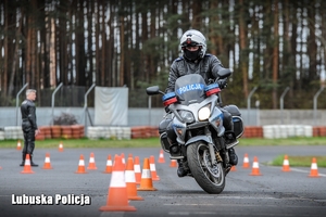 policjant na motocyklu jedzie po torze