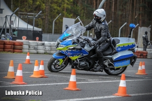 policjant na motocyklu jedzie po torze