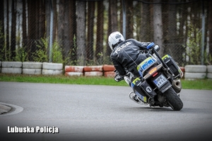 policjant na motocyklu jedzie po torze