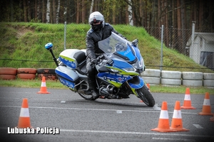 policjant na motocyklu jedzie po torze