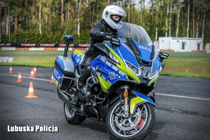 policjant na motocyklu jedzie po torze