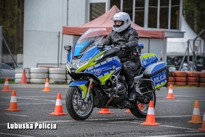 Policyjny motocyklista pokonuje przeszkody na torze