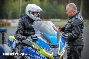 Instruktor tłumaczy motocykliście jak lepiej pokonywać przeszkody