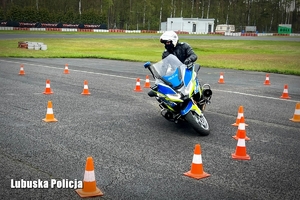 Policyjny motocyklista pokonuje przeszkody na torze