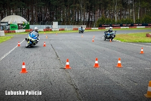 Motocykliści trenują na torze