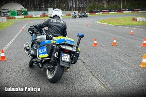 Policyjny motocyklista pokonuje przeszkody na torze