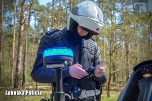 policjant sporządza dokumentację