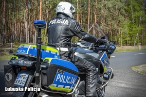 policjant jedzie na motocyklu