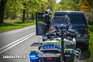 policjant kontroluje pojazd