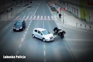 zderzenie osobówki z motocyklem na skrzyżowaniu