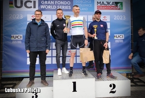 zawodnicy stoją na podium