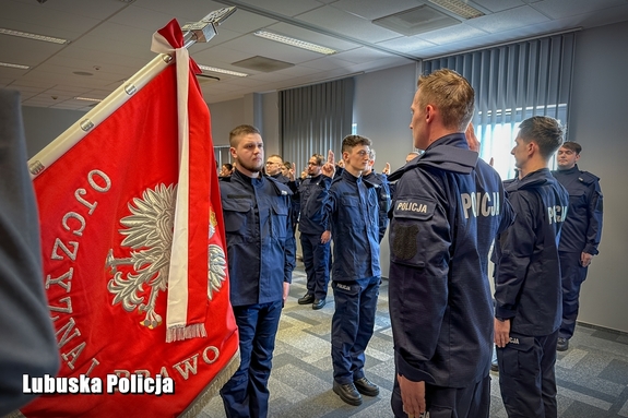 policjanci ślubują na sztandar