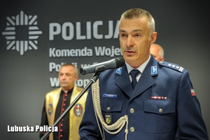 policjant przemawia z mównicy