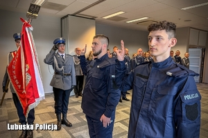 policjanci ślubują na sztandar