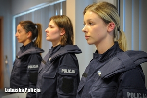 nowe policjantki podczas uroczystości