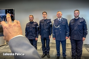 nowi policjanci podczas robienia zdjęcia