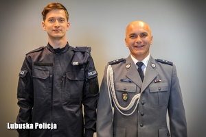 dwóch policjantów podczas uroczystości