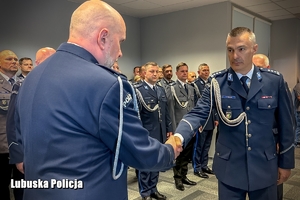 policjanci ściskający sobie dłoń