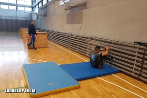 kandydat ćwiczy brzuszki