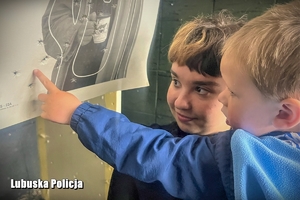 chłopiec i kobieta oglądają tarcze strzelecką