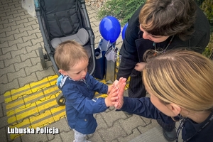 chłopiec przybija piątkę policjantce