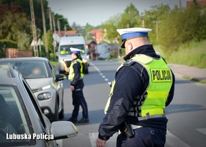 Policyjna kontrola trzeźwości na drodze.